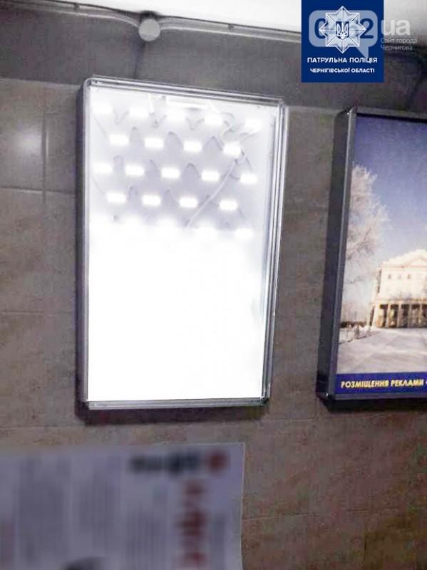 В підземному переході в Чернігові вандали розбили сітілайт