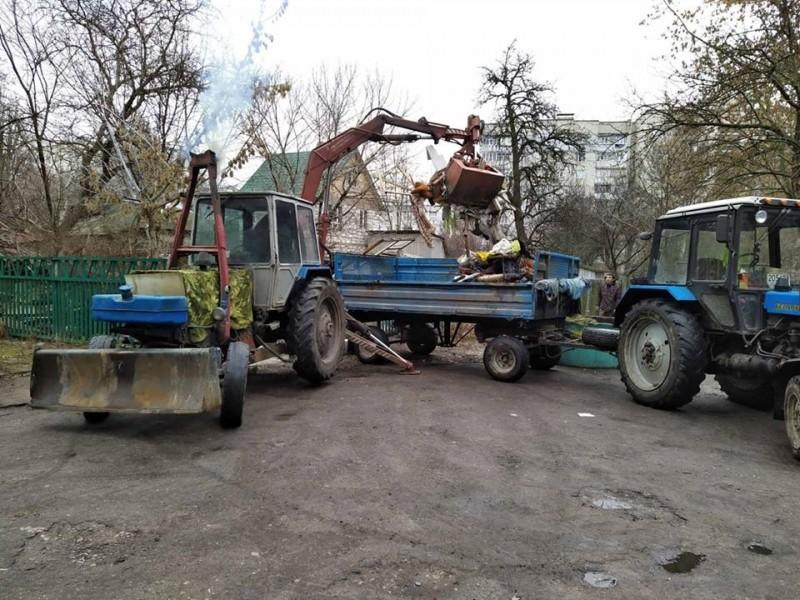 Дві чернігівки перетворили подвір’я будинку на сміттєзвалище