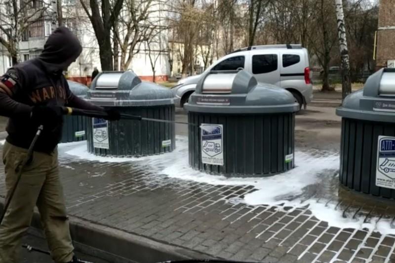 Комунальники дезінфікують напівпідземні контейнери для сміття