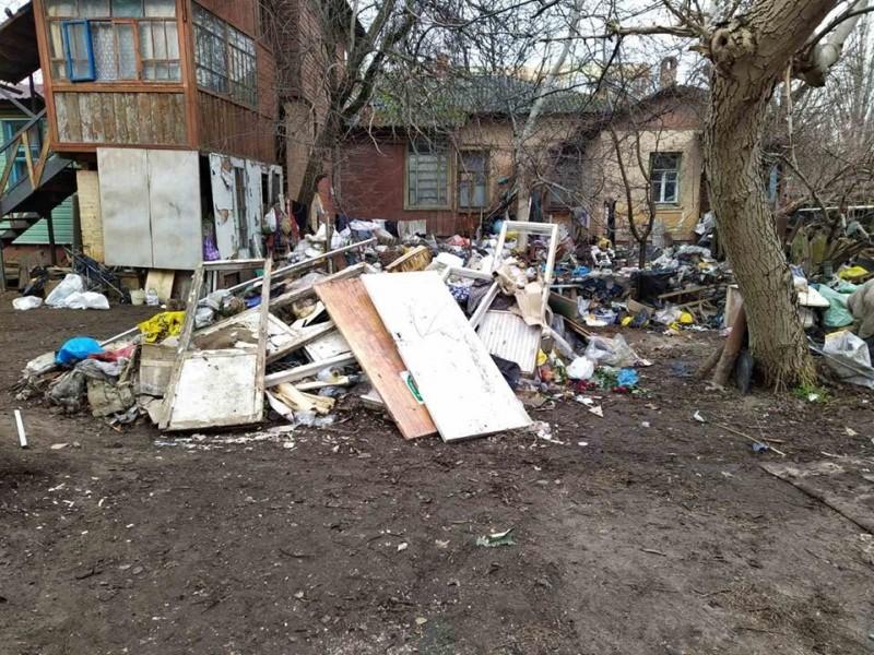 Дві чернігівки перетворили подвір’я будинку на сміттєзвалище