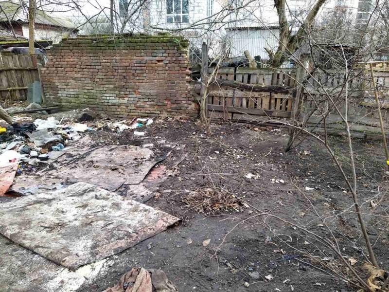 Дві чернігівки перетворили подвір’я будинку на сміттєзвалище