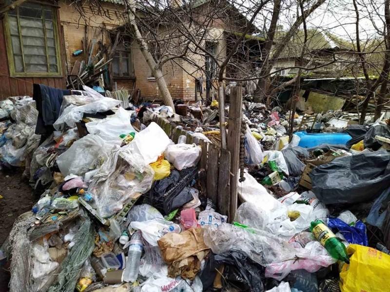Дві чернігівки перетворили подвір’я будинку на сміттєзвалище