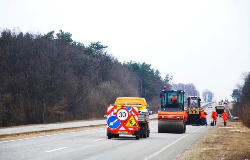 Завдяки теплій погоді на Чернігівщині активно ремонтують дороги