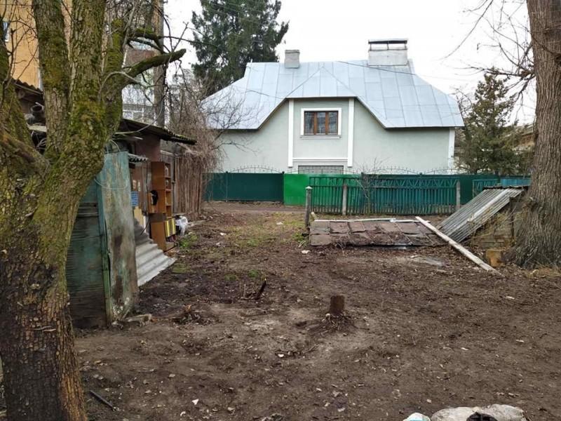 Дві чернігівки перетворили подвір’я будинку на сміттєзвалище