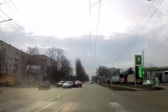 На Ремзаводі не розминулися дві автівки (Відеофакт)