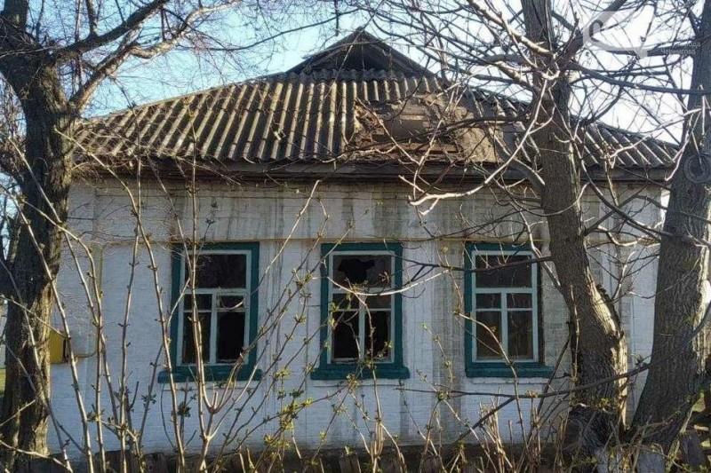 На Чернігівщині горів приватний будинок: вогнеборці врятували дівчину