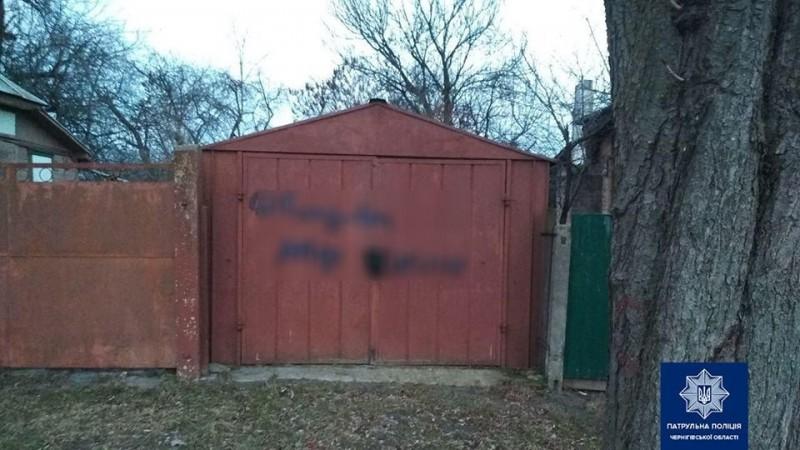 Рекламував наркотики: в Чернігові затримали підлітка, який обмальовував стіни