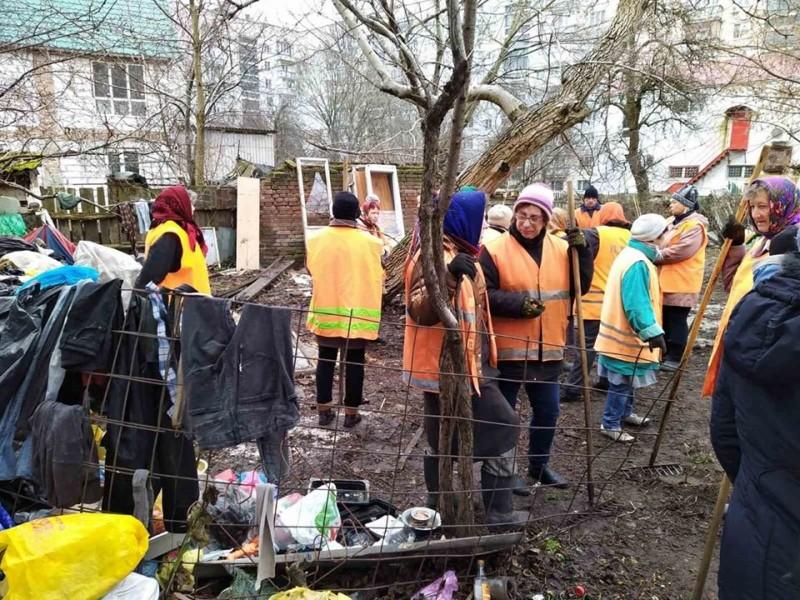 Дві чернігівки перетворили подвір’я будинку на сміттєзвалище