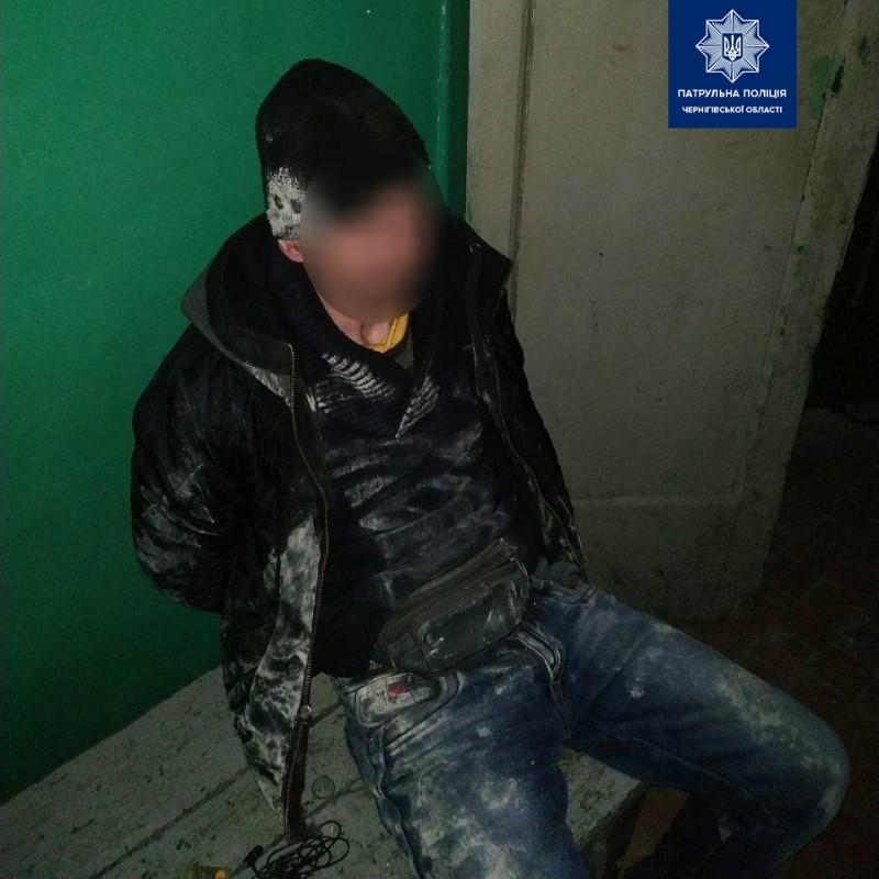 У Чернігові затримали двох чоловіків: один вдерся на підприємство, а другий до чужого житла