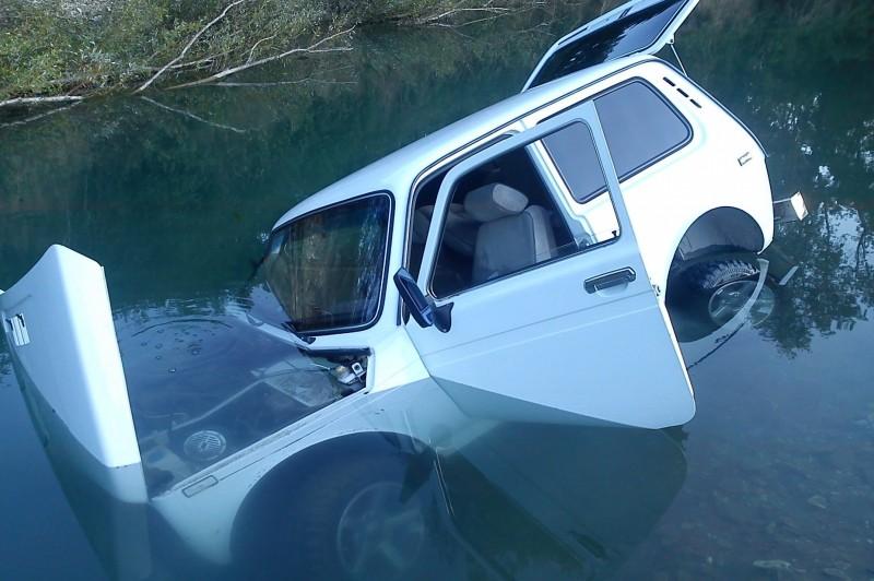 На Чернігівщині автомобіль разом із водієм упав у річку