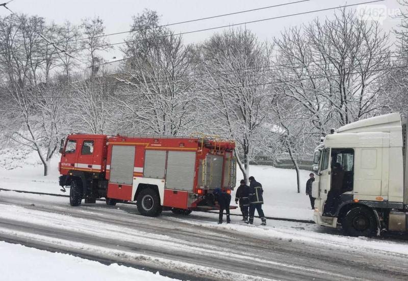 Через сніг вантажівка не здолала Болдину гору в Чернігові