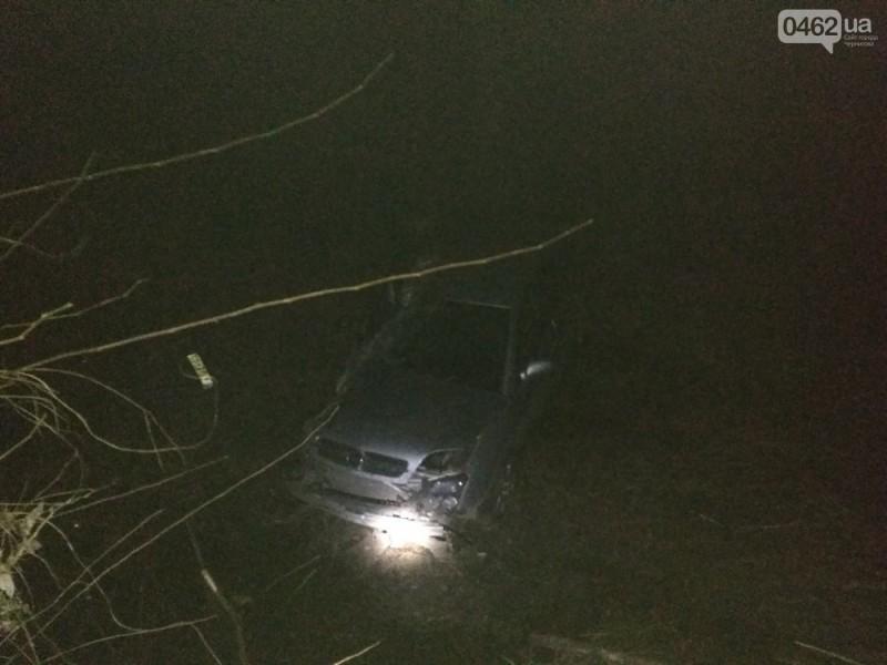 П'яний водій на Чернігівщині вилетів у русло річки: є потерпілі