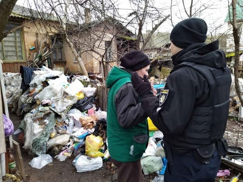 Дві чернігівки перетворили подвір’я будинку на сміттєзвалище