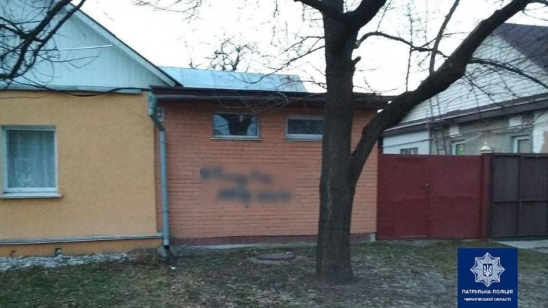 Рекламував наркотики: в Чернігові затримали підлітка, який обмальовував стіни