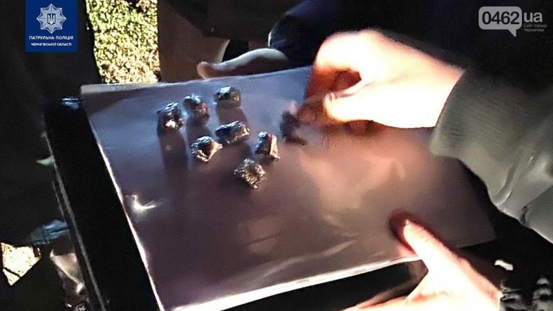 Чернігівські поліцейські на вихідних затримали двох ймовірних наркоманів