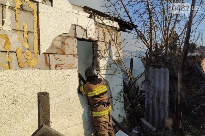 Горів будинок на Чернігівщині: власник намагався загасити пожежу, натомість отримав опіки