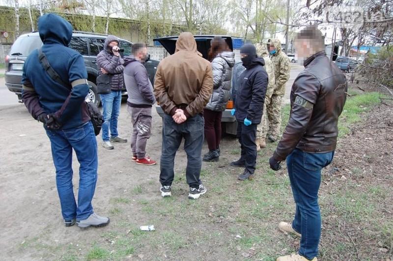 Продавали автомат Калашнікова: у Чернігові затримали банду торговців зброєю