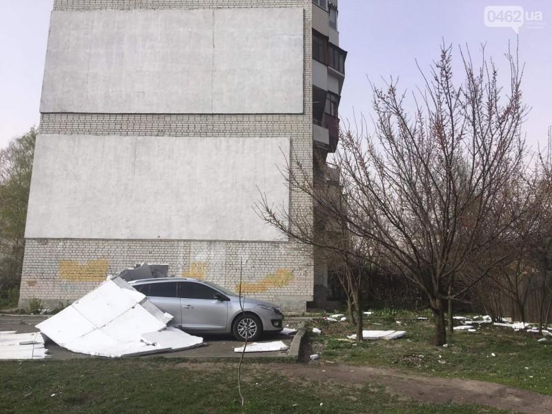 Буревій у Чернігові «атакував» два автомобілі (фото)