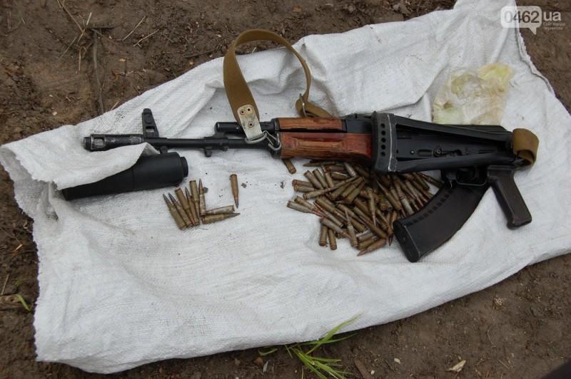Продавали автомат Калашнікова: у Чернігові затримали банду торговців зброєю
