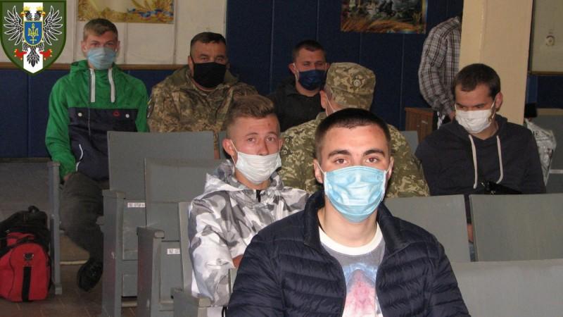 Попри карантин, з Чернігова на контрактну військову службу поїхало більше 10 юнаків