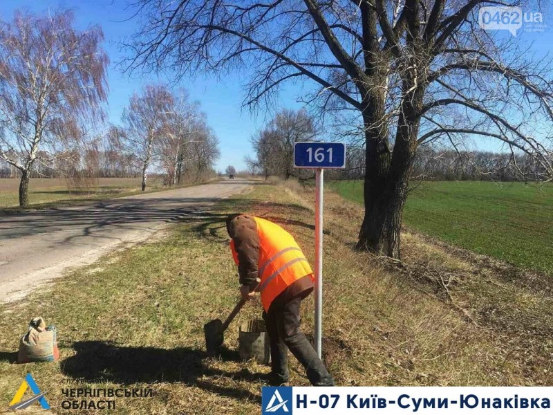 Вздовж траси у Чернігівській області «мисливці за металом» зрізали 40 дорожніх знаків
