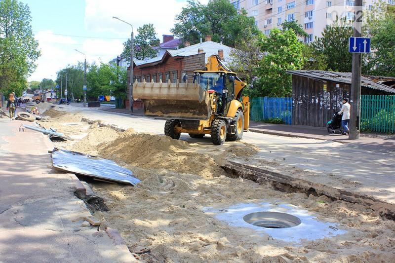 На вулиці Київській у Чернігові тривають роботи. Воду пустили по новим трубам