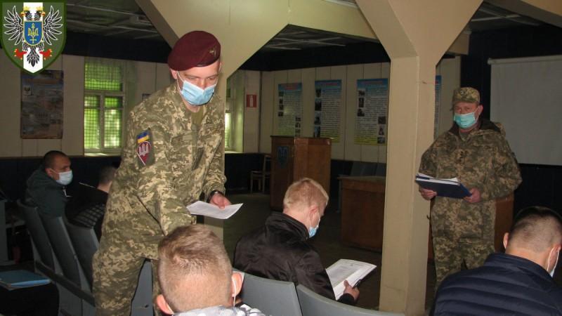 Попри карантин, з Чернігова на контрактну військову службу поїхало більше 10 юнаків