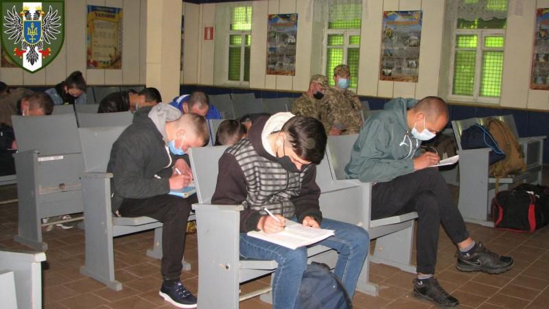Попри карантин, з Чернігова на контрактну військову службу поїхало більше 10 юнаків