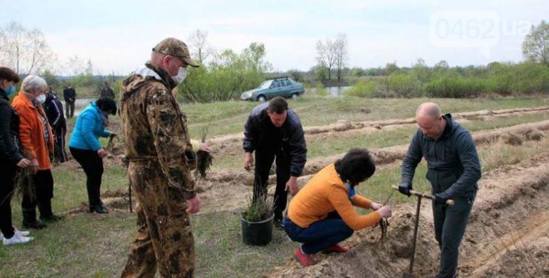 У Любечі підтримали природу: висадили дерева та заселили озера рибою. Це старт еко-челенджу