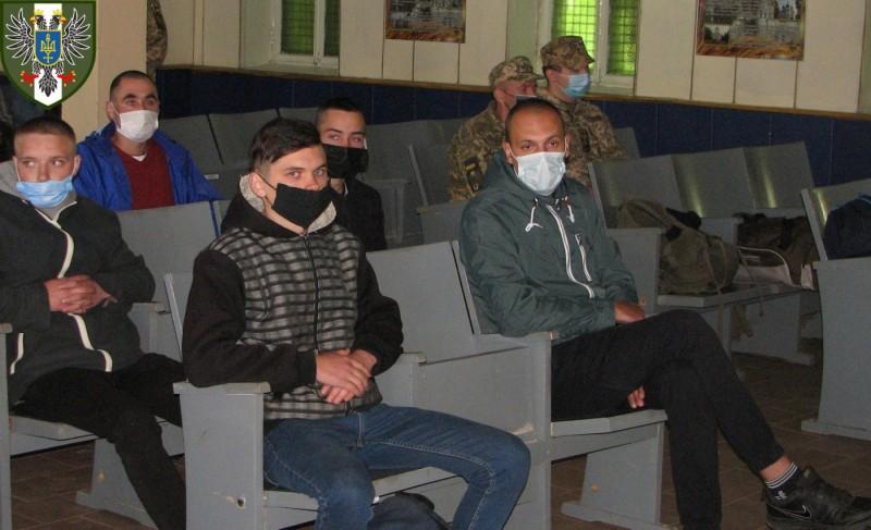 Попри карантин, з Чернігова на контрактну військову службу поїхало більше 10 юнаків