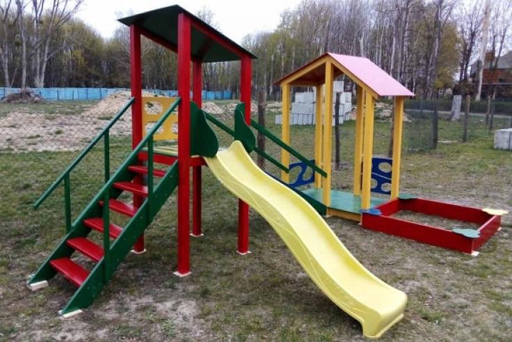 У селі на Чернігівщині молодик вкрав дитячий майданчик і виготовив із нього ворота