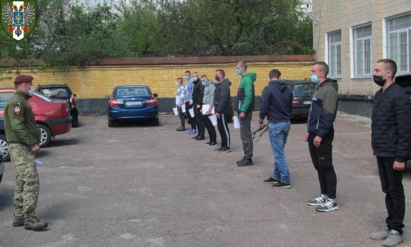 Попри карантин, з Чернігова на контрактну військову службу поїхало більше 10 юнаків