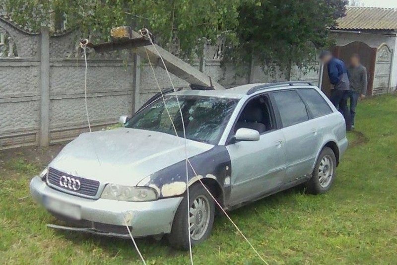 У Бобровицькому районі нетверезий водій чужою автівкою зніс бетонний стовп