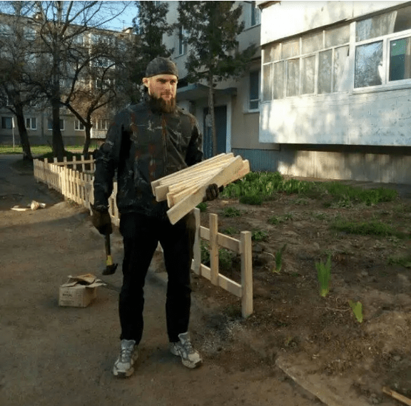 На Чернігівщині тренер за свій рахунок майструє огорожі для клумб