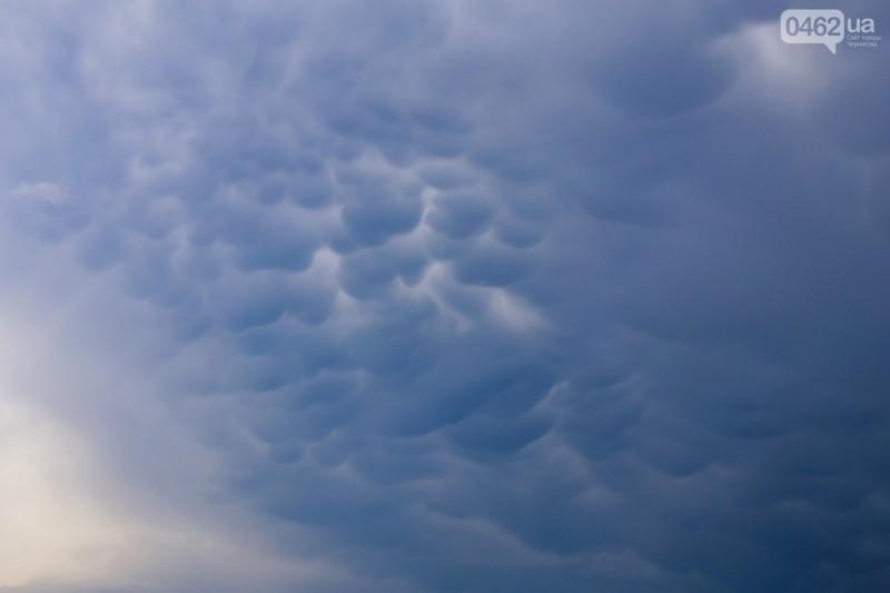 Хмари, як вим’я. Над Черніговом помітили унікальне природне явище