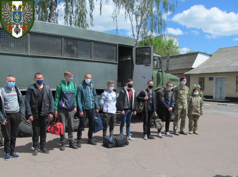 Попри карантин, з Чернігова на контрактну військову службу поїхало більше 10 юнаків