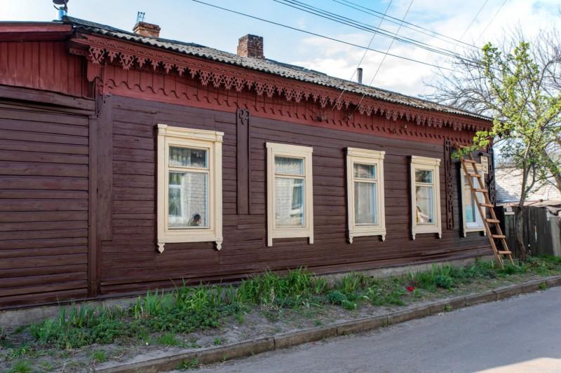 Унікальне дерев’яне різьблення на будинку рятують в Чернігові