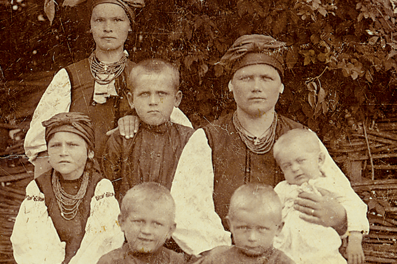 Мами-українки на фотографіях початку ХХ століття