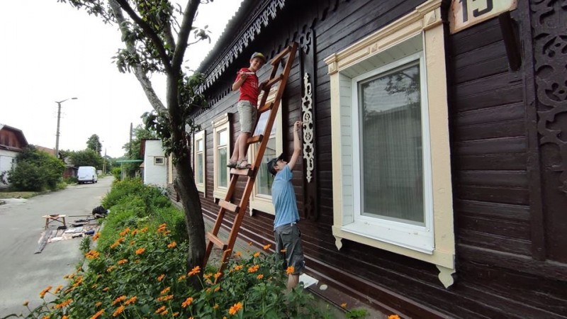 Чернігівські волонтери відновили старовинний дерев'яний будинок