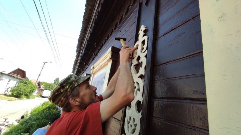 Чернігівські волонтери відновили старовинний дерев'яний будинок