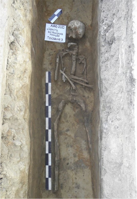 У Чернігові археологи знайшли "нетрадіційне" поховання, коли прокладали траншею для електрокабелю