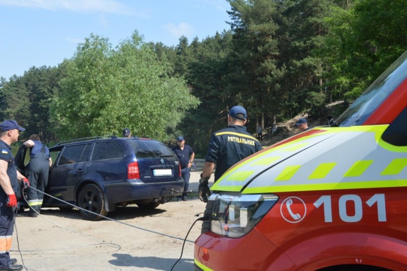 У Стрижні втопили іномарку: залучались рятувальники