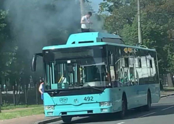 Дві пожежі у Чернігові: горіли тролейбус та Mercedes-Benz