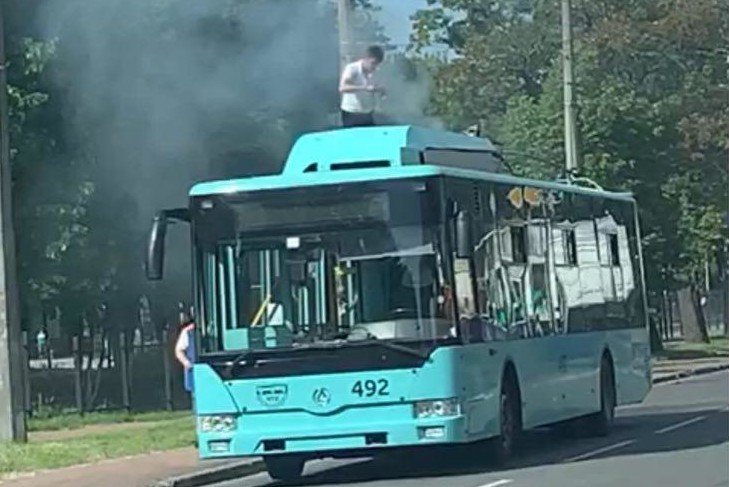 Дві пожежі у Чернігові: горіли тролейбус та Mercedes-Benz