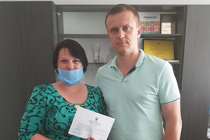 Родині переселенців вручили ордер на будинок у Семенівці