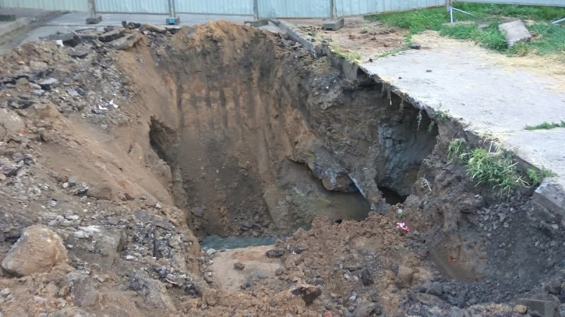 На Шерстянці прорвало каналізацію: без води можуть залишитись кілька районів Чернігова