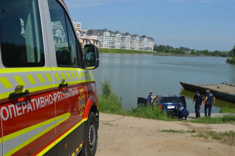 У Стрижні втопили іномарку: залучались рятувальники