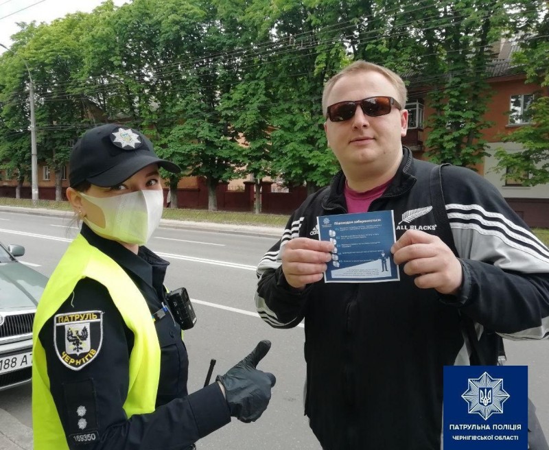 Замість штрафів чернігівцям роздавали брошури-попередження