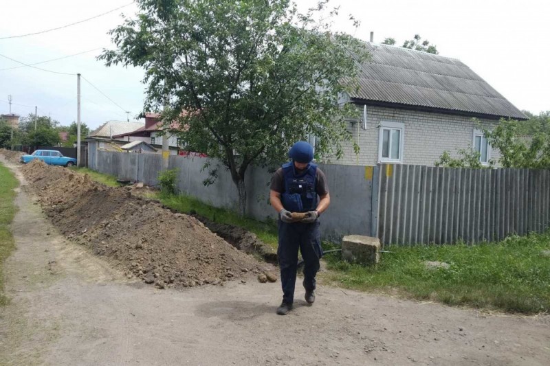 Смерть під парканом: на Чернігівщині край дороги знайшли снаряди