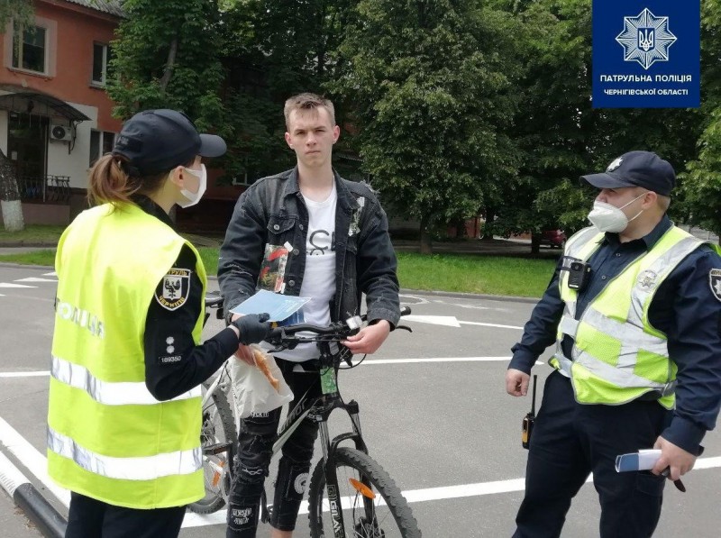 Замість штрафів чернігівцям роздавали брошури-попередження